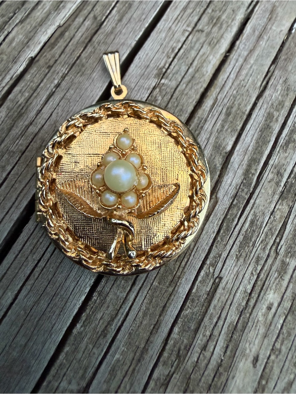 GoldTone Locket 1.5” With Faux Pearls In Grape Form Hinged Side Closure Preown